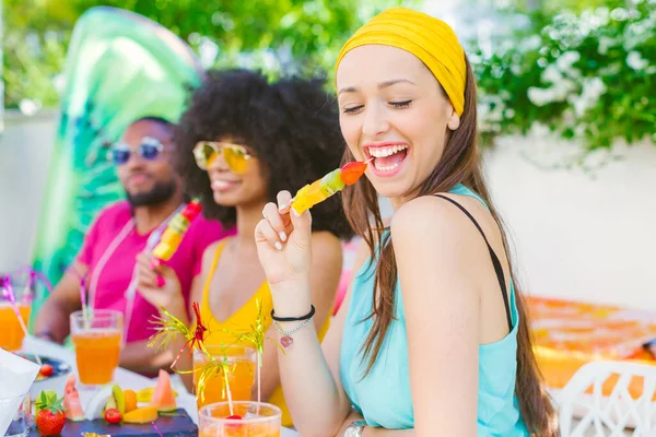 Blandad Ras Grupp Vänner Att Kul Millennials Äta Och Dricka — Stockfoto