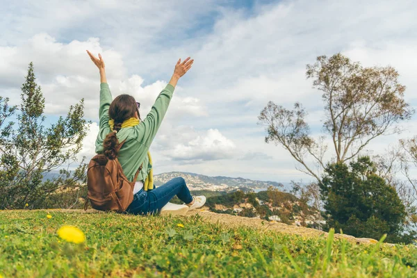 Freiheit Und Tourismuskonzept Rückansicht Eines Mädchens Das Mit Erhobenen Armen — Stockfoto