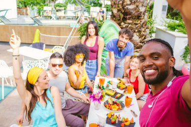 Havuz partisinde, buluşmada ve yaz tatili konseptinde selfie çeken çok ırklı mutlu bin yıllık arkadaş grubu.