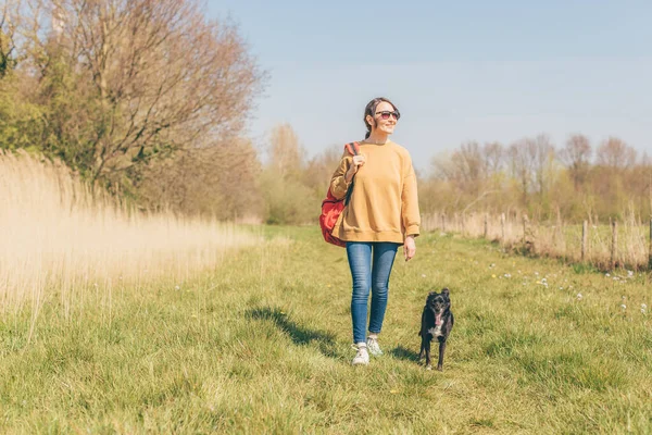 Jovem Mulher Sorridente Andando Com Pouco Cão Preto Caminhadas Com — Fotografia de Stock