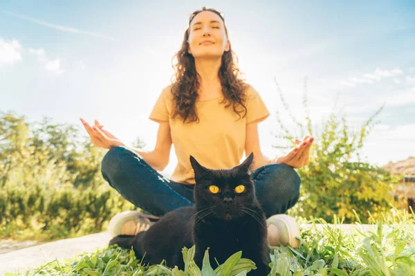 Foto Una Joven Meditando Jardín Sentada Con Gato Negro — Foto de Stock