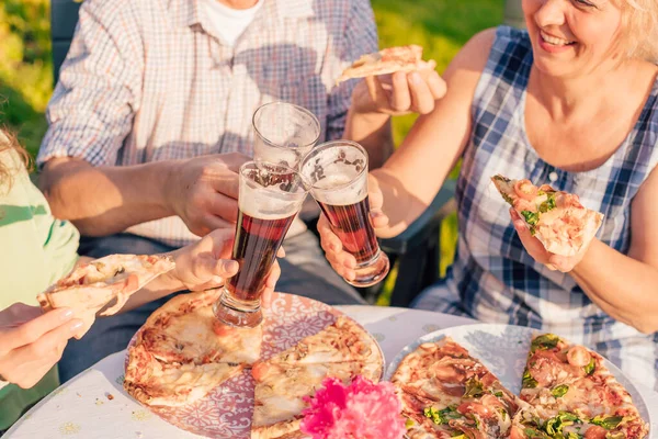 Обрізане Зображення Щасливих Людей Які Їдять Піцу Тости Пивом Свіжому — стокове фото