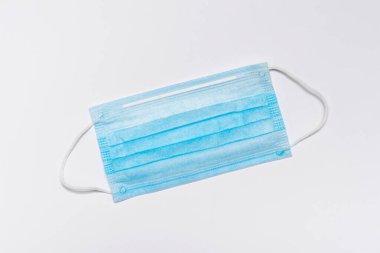 Beyaz arka planda mavi tıbbi maske