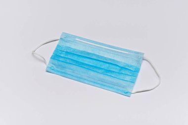 Beyaz arka planda mavi tıbbi maske