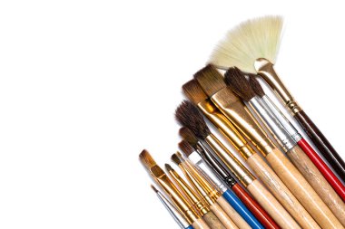 beyaz arkaplanda resim yapmak için farklı fırçalar