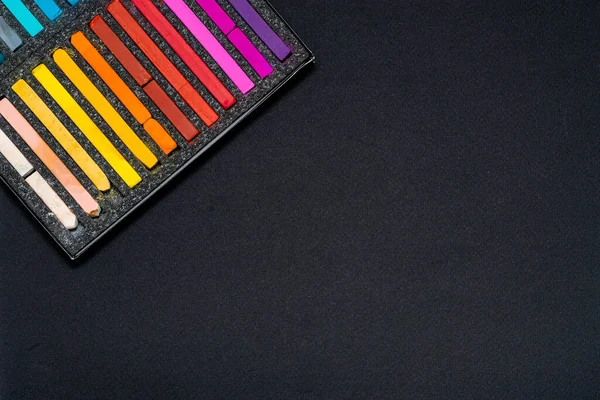 Pastellkreiden Zum Zeichnen Einem Schwarzen Kasten Auf Schwarzem Hintergrund — Stockfoto