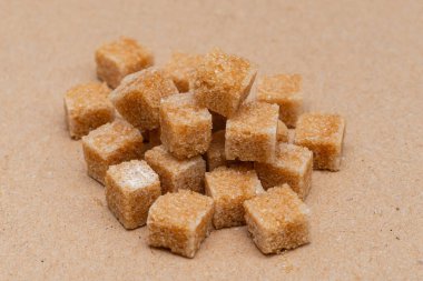 kahverengi rafine şeker küpleri el işi kağıt zemin üzerinde