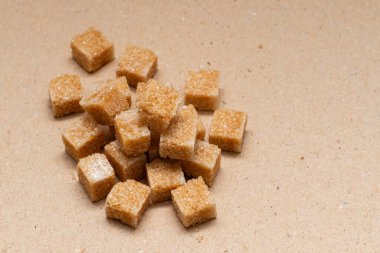 kahverengi rafine şeker küpleri el işi kağıt zemin üzerinde