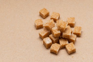 kahverengi rafine şeker küpleri el işi kağıt zemin üzerinde