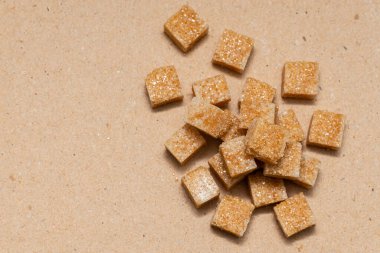 kahverengi rafine şeker küpleri el işi kağıt zemin üzerinde