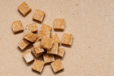 kahverengi rafine şeker küpleri el işi kağıt zemin üzerinde