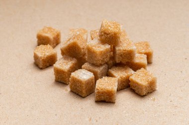 kahverengi rafine şeker küpleri el işi kağıt zemin üzerinde