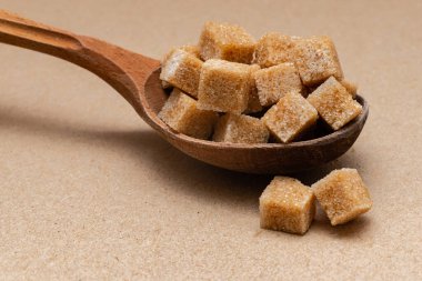 kahverengi rafine şeker ahşap kaşık üzerinde kağıt zemin üzerinde