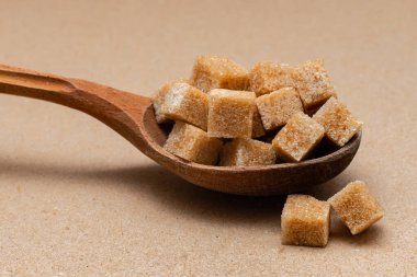 kahverengi rafine şeker ahşap kaşık üzerinde kağıt zemin üzerinde