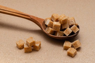 kahverengi rafine şeker ahşap kaşık üzerinde kağıt zemin üzerinde