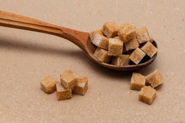 kahverengi rafine şeker ahşap kaşık üzerinde kağıt zemin üzerinde