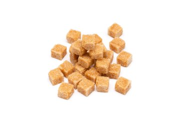 beyaz arkaplanda kahverengi rafine şeker