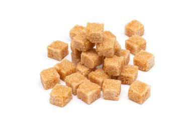 beyaz arkaplanda kahverengi rafine şeker