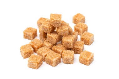 beyaz arkaplanda kahverengi rafine şeker