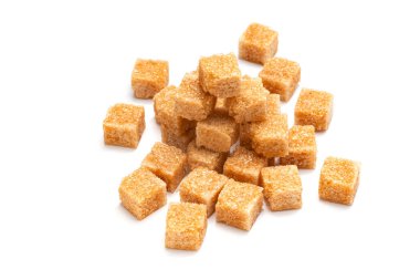 beyaz arkaplanda kahverengi rafine şeker