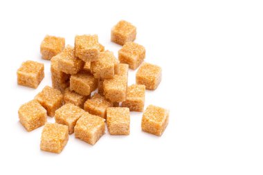 beyaz arkaplanda kahverengi rafine şeker