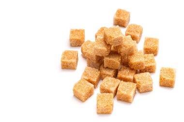 beyaz arkaplanda kahverengi rafine şeker