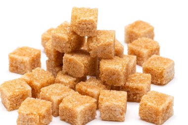 beyaz arkaplanda kahverengi rafine şeker