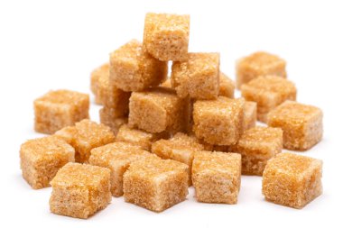 beyaz arkaplanda kahverengi rafine şeker