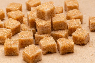 el işi kağıdına işlenmiş kahverengi şeker küpleri yakın plan