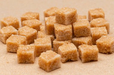 kahverengi rafine şeker küpleri el işi kağıt zemin üzerinde