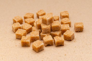 kahverengi rafine şeker küpleri el işi kağıt zemin üzerinde