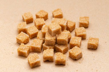 kahverengi rafine şeker küpleri el işi kağıt zemin üzerinde