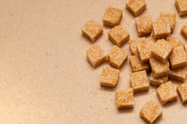 kahverengi rafine şeker küpleri el işi kağıt zemin üzerinde