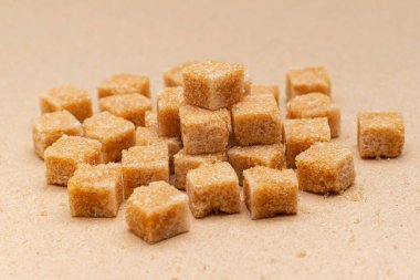 kahverengi rafine şeker küpleri el işi kağıt zemin üzerinde