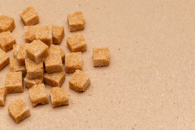 kahverengi rafine şeker küpleri el işi kağıt zemin üzerinde