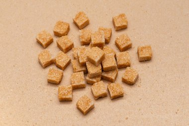kahverengi rafine şeker küpleri el işi kağıt zemin üzerinde