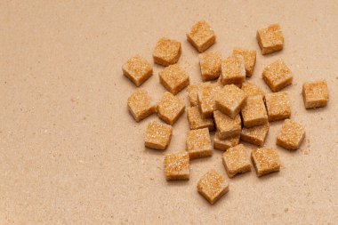 kahverengi rafine şeker küpleri el işi kağıt zemin üzerinde