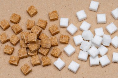 kahverengi ve beyaz rafine şeker küpleri el işi kağıt zemin üzerinde