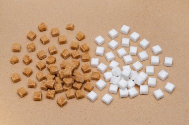 kahverengi ve beyaz rafine şeker küpleri el işi kağıt zemin üzerinde