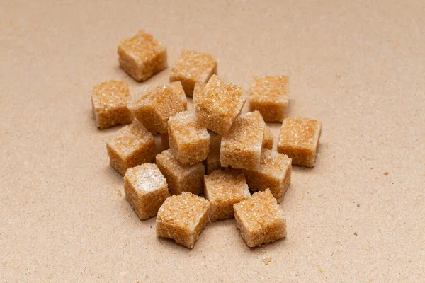 クラフト紙の背景に黒糖の洗練されたキューブ — ストック写真