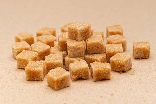 kahverengi rafine şeker küpleri el işi kağıt zemin üzerinde