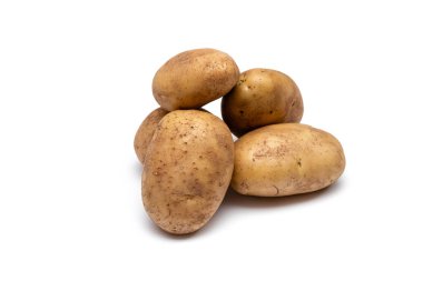 Beyaz arka planda birkaç çiğ patates.