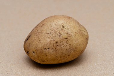 El işi arka planında bir çiğ patates