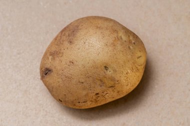 El işi arka planında bir çiğ patates