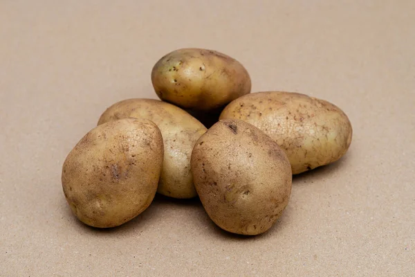 Сырой Грязный Картофель Фоне Цвета Ремесла — стоковое фото