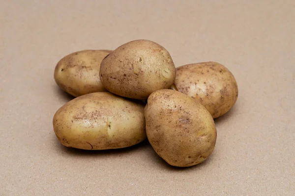 Сырой Грязный Картофель Фоне Цвета Ремесла — стоковое фото