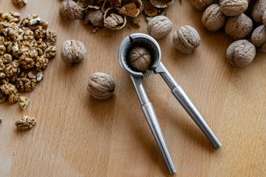 Tahta arka planda ceviz ve fındıkkıran