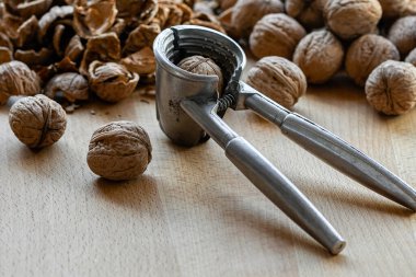 Tahta arka planda ceviz ve fındıkkıran