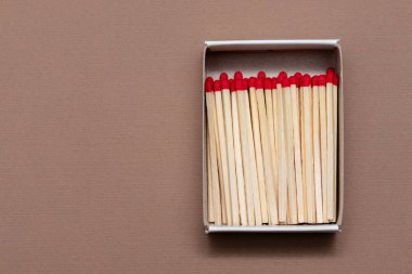 Bir zanaat rengi arkaplanındaki karton kutuda eşleşir