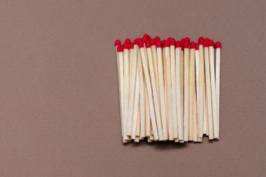 bir zanaat rengi arkaplanındaki eşleşmeler